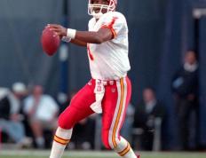 黑白体育-羽毛球超级杯，滇池闪电队与北城玄武队强势横扫，VAR改判成焦点！定位球制造杀机(羽毛球杀球速度比赛世界纪录)