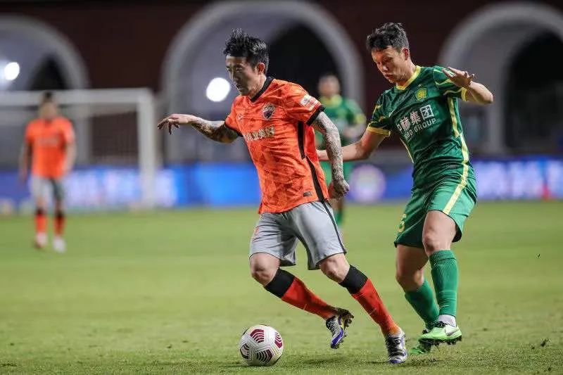 黑白体育-击剑夜战：江南灰熊队逆转关中貔貅队，主帅临场妙招关键战拿下信心(击剑比赛小组循环表)