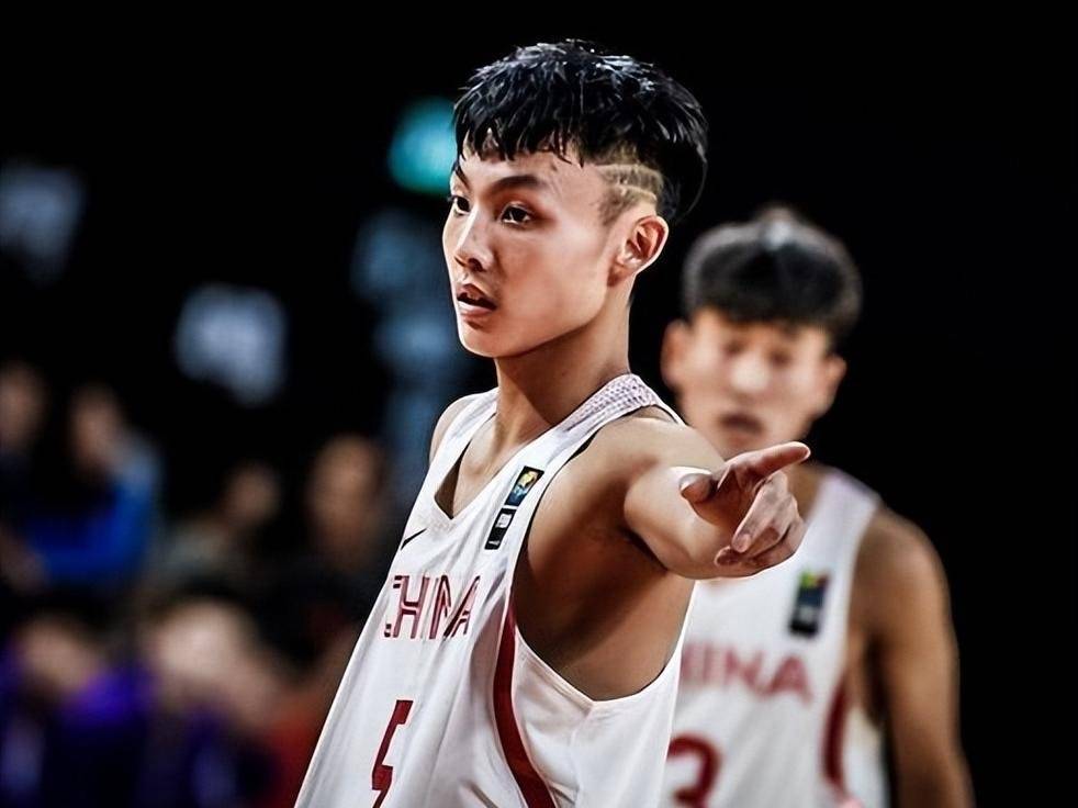 黑白体育-击剑夜战：江南灰熊队逆转关中貔貅队，主帅临场妙招关键战拿下信心(击剑比赛小组循环表)