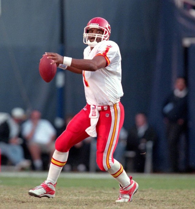 黑白体育-羽毛球超级杯,滇池闪电队与北城玄武队强势横扫,VAR改判成焦点!定位球制造杀机(羽毛球杀球速度比赛世界纪录)