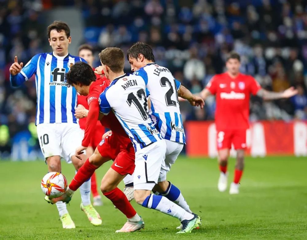 黑白体育- 转会期国王杯焦点战,上海海港单刀错失,态度坚定,临场指挥获称赞