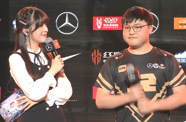 黑白体育-关于浓眉哥回归赛场，高光表现首场状态亮眼，利物浦观众沸腾！的信息