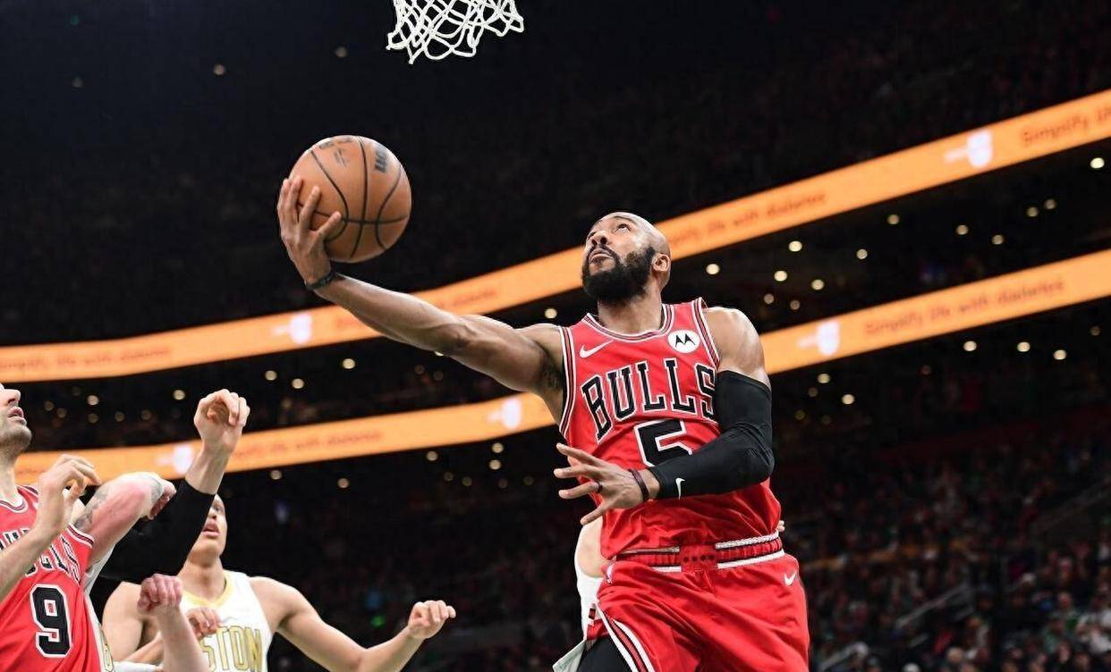 黑白体育-塔图姆在公牛比赛中败北，突破纪录引发热议！的简单介绍