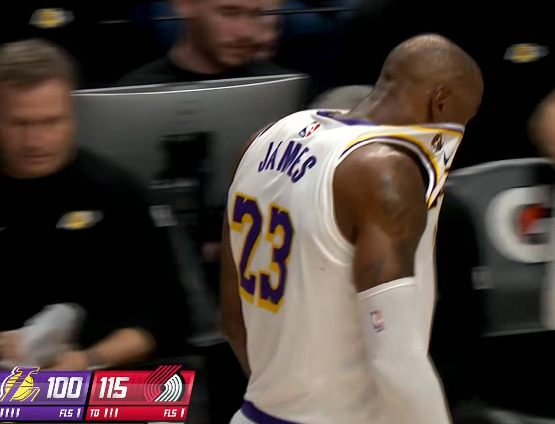 黑白体育-包含詹姆斯在MAD比赛中精彩发挥,惊险取胜引发热议!的词条