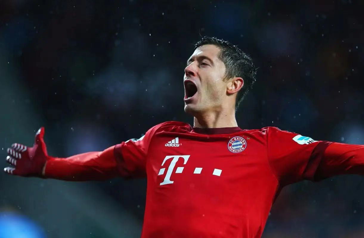 黑白体育-莱万多夫斯基遭遇十五连败,曼联教练面临压力!的简单介绍