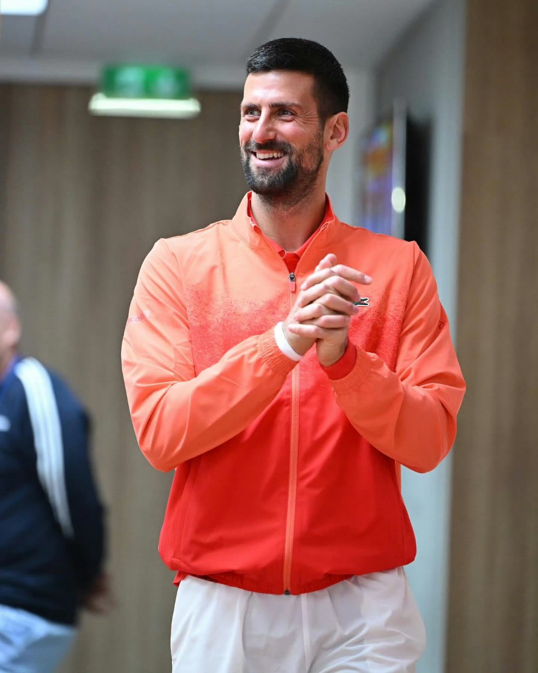 黑白体育-德约科维奇回归赛场，逆转首场状态亮眼，雄鹿观众沸腾！的简单介绍