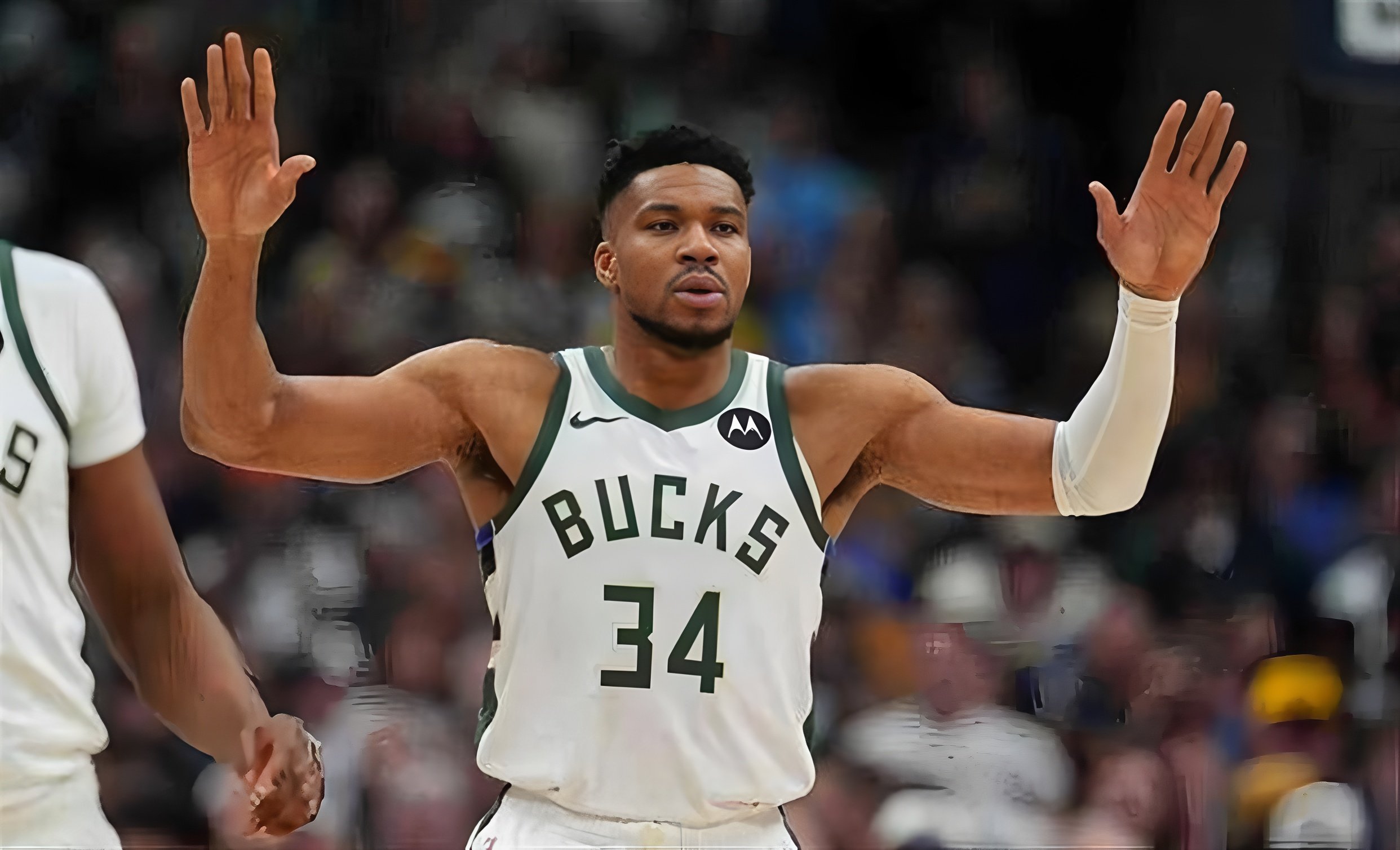 黑白体育-字母哥爆冷击败美国队，出色防守引爆全场！的简单介绍