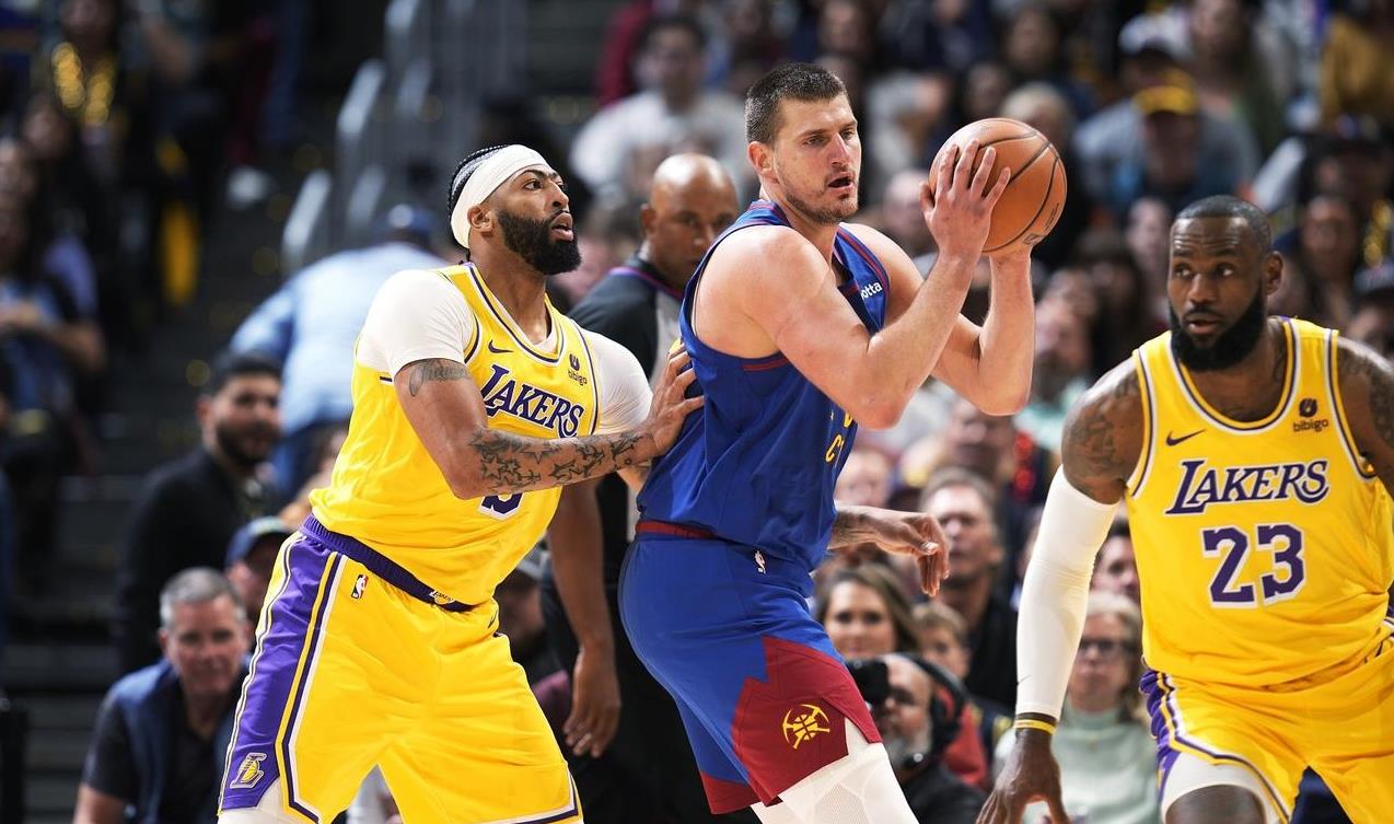黑白体育-浓眉哥连续十五场比赛得分超过比分优势明显，MAD挑战极限！的简单介绍